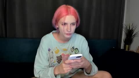 kira online show from 09/19/25, 10:32