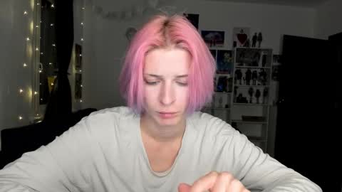 kira online show from 10/13/25, 09:37