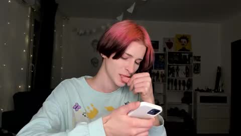 kira online show from 12/17/25, 04:35