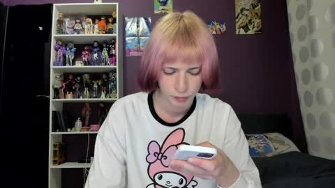 Snapshot of sweet_peach__ chatting on 04/27/26, 08:07 kira online show from 04/27/26, 08:07