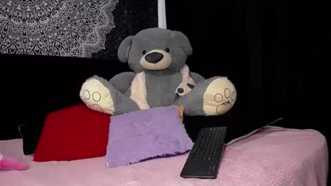 Snapshot of sweet_poisson_ chatting on 02/03/25, 05:03 MONIK online show from 02/03/25, 05:03
