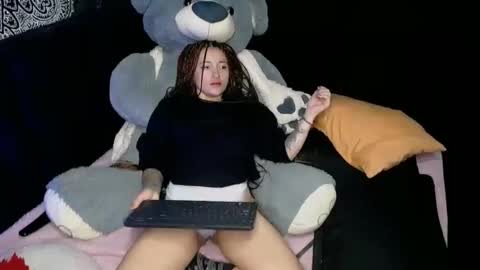 Snapshot of sweet_poisson_ chatting on 02/05/25, 06:35 MONIK online show from 02/05/25, 06:35