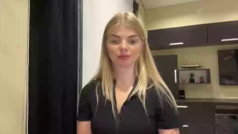 Snapshot of sweet_sinn_ chatting on 09/17/25, 07:48 Mira online show from 09/17/25, 07:48