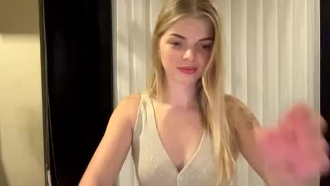 Snapshot of sweet_sinn_ chatting on 09/25/25, 08:45 Mira online show from 09/25/25, 08:45