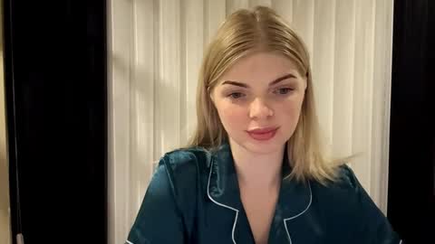 Snapshot of sweet_sinn_ chatting on 10/26/25, 10:04 Mira online show from 10/26/25, 10:04