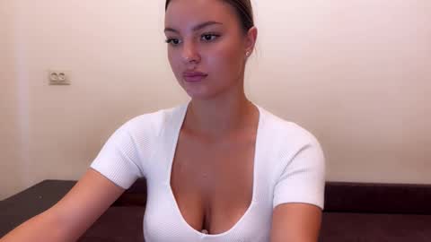 sweet_strawberr online show from 09/17/25, 06:15