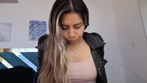Snapshot of sweetblueberry_ chatting on 10/07/25, 12:57 Cinthia online show from 10/07/25, 12:57