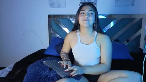 Snapshot of sweetblueberry_ chatting on 10/17/25, 01:09 Cinthia online show from 10/17/25, 01:09