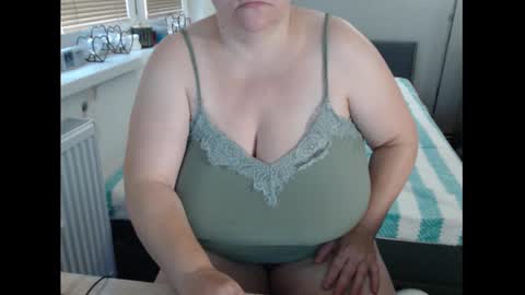 Snapshot of sweetboobs85h chatting on 10/11/25, 08:02 Sweetboobs85h online show from 10/11/25, 08:02