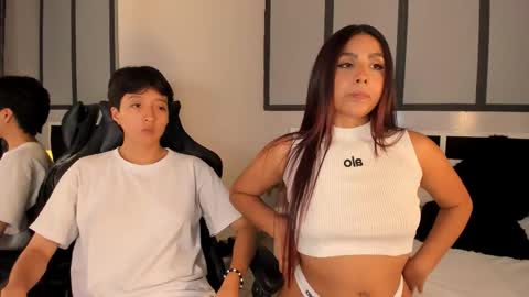 Snapshot of sweetcoupple chatting on 09/24/25, 03:10 Eva Short hair girl - Victoria Long red hair online show from 09/24/25, 03:10