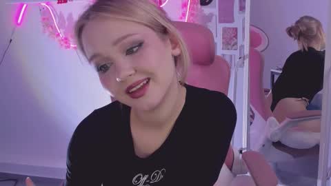 Snapshot of sweetcutie19 chatting on 10/22/25, 07:57 Lane online show from 10/22/25, 07:57