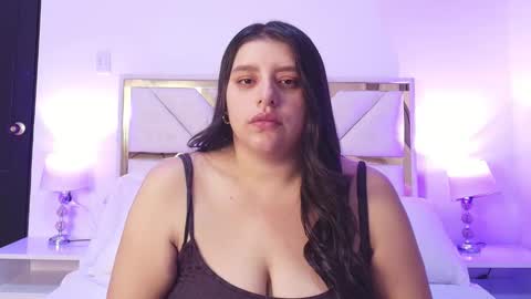 Snapshot of sweethelll chatting on 12/04/25, 11:52 Lili online show from 12/04/25, 11:52