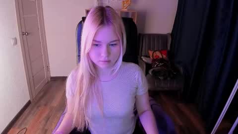 Snapshot of sweetie_mi chatting on 02/19/26, 03:19 Mia online show from 02/19/26, 03:19