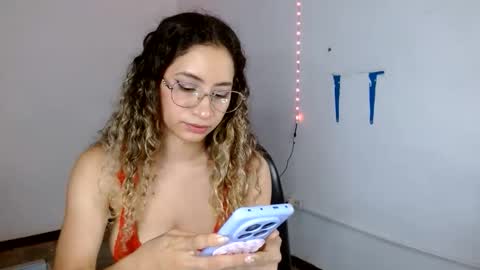 Snapshot of sweetlatin__ chatting on 05/14/26, 01:23 SWEET LATINA online show from 05/14/26, 01:23