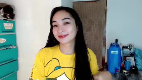 Snapshot of sweetlilly_18 chatting on 01/11/25, 12:18 Lilly online show from 01/11/25, 12:18