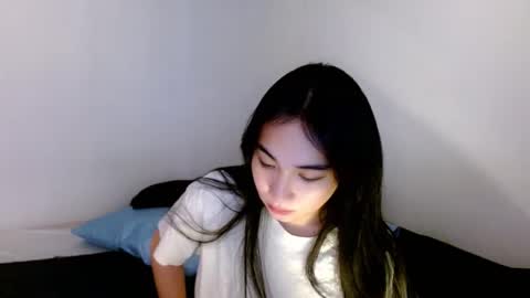 Snapshot of sweetlilly_18 chatting on 03/04/25, 04:17 Lilly online show from 03/04/25, 04:17