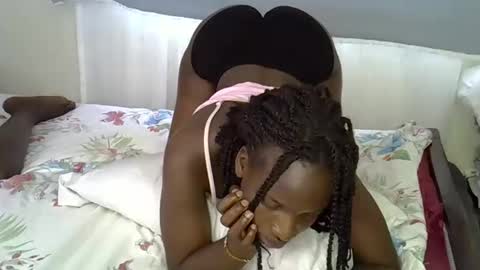 Snapshot of sweetpasion2 chatting on 12/17/25, 01:17 sweetpasion2 online show from 12/17/25, 01:17