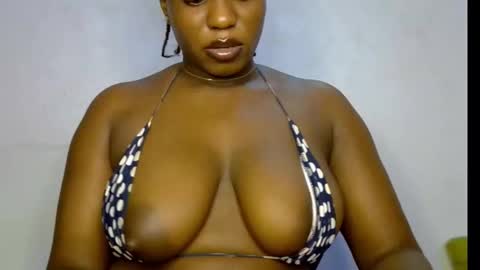 Snapshot of sweetpetitgirl chatting on 03/01/26, 08:55 LILY BRANDY online show from 03/01/26, 08:55