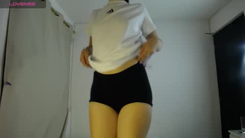 Snapshot of sweetpink1_ chatting on 09/30/25, 03:33 Caro Lily online show from 09/30/25, 03:33