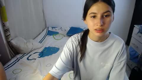 Snapshot of sweetpink1_ chatting on 10/04/25, 04:32 Caro Lily online show from 10/04/25, 04:32