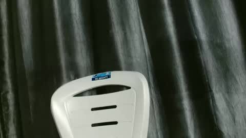 Snapshot of sweetpussy135 chatting on 11/23/25, 04:12 slim ivy online show from 11/23/25, 04:12