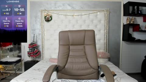 Snapshot of sweetsexangel chatting on 01/11/25, 01:11 Goddess Allysse online show from 01/11/25, 01:11
