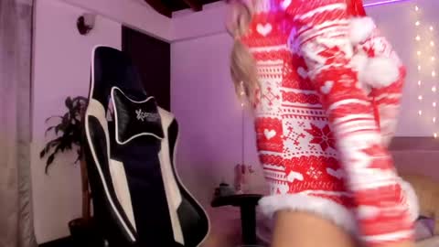 Cat independent model  online show from 12/20/24, 01:14