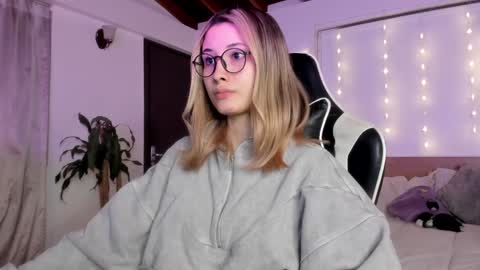 Cat independent model  online show from 12/27/24, 08:56