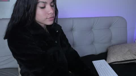 Snapshot of sweett_petite chatting on 12/16/24, 07:32 online show from 12/16/24, 07:32