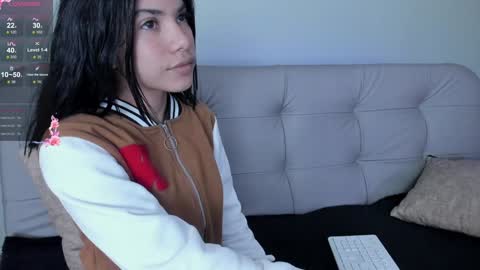 Snapshot of sweett_petite chatting on 12/17/24, 05:04 online show from 12/17/24, 05:04