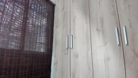 Snapshot of sweett_petite chatting on 12/19/24, 04:35 online show from 12/19/24, 04:35