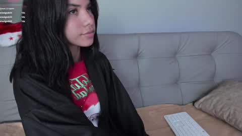 Snapshot of sweett_petite chatting on 12/19/24, 08:02 online show from 12/19/24, 08:02
