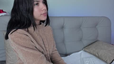 Snapshot of sweett_petite chatting on 12/20/24, 10:43 online show from 12/20/24, 10:43