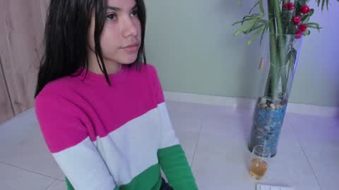 Snapshot of sweett_petite chatting on 12/24/24, 07:33 online show from 12/24/24, 07:33