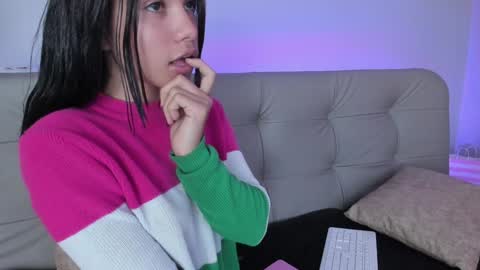 Snapshot of sweett_petite chatting on 12/24/24, 10:39 online show from 12/24/24, 10:39