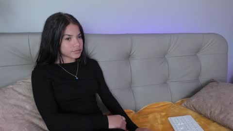 Snapshot of sweett_petite chatting on 12/28/24, 04:20 online show from 12/28/24, 04:20