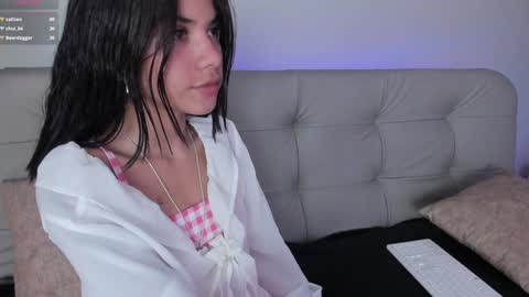 Snapshot of sweett_petite chatting on 12/31/24, 08:23 online show from 12/31/24, 08:23