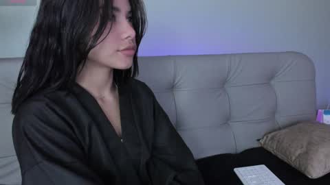 Snapshot of sweett_petite chatting on 01/03/25, 04:37 online show from 01/03/25, 04:37