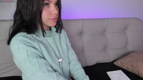 Snapshot of sweett_petite chatting on 01/07/25, 04:37 online show from 01/07/25, 04:37