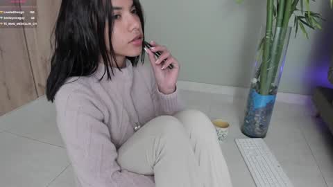 Snapshot of sweett_petite chatting on 01/10/25, 12:06 online show from 01/10/25, 12:06