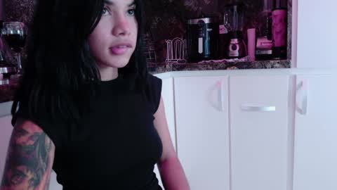 Snapshot of sweett_petite chatting on 01/29/25, 10:53 online show from 01/29/25, 10:53
