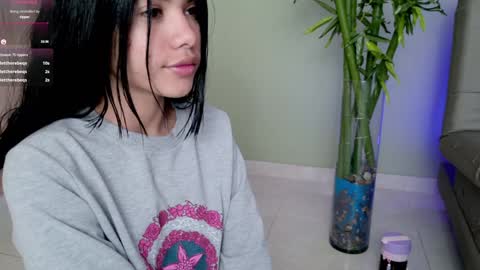 Snapshot of sweett_petite chatting on 02/03/25, 07:52 online show from 02/03/25, 07:52