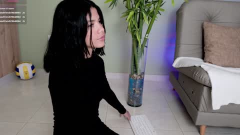 Snapshot of sweett_petite chatting on 02/08/25, 08:10 online show from 02/08/25, 08:10