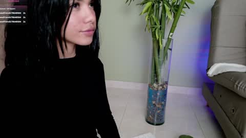 Snapshot of sweett_petite chatting on 02/08/25, 11:13 online show from 02/08/25, 11:13