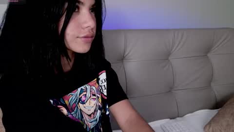 Snapshot of sweett_petite chatting on 02/11/25, 04:24 online show from 02/11/25, 04:24
