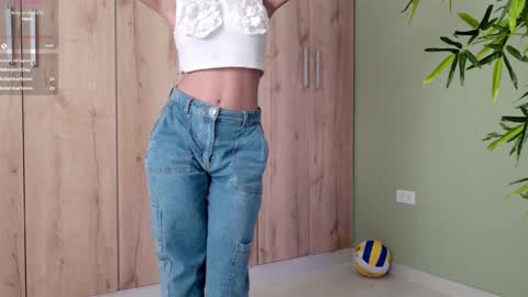 Snapshot of sweett_petite chatting on 02/18/25, 11:08 online show from 02/18/25, 11:08