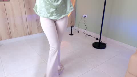 Snapshot of sweett_petite chatting on 03/06/25, 08:05 online show from 03/06/25, 08:05