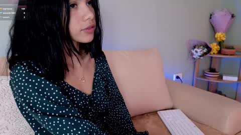 Snapshot of sweett_petite chatting on 03/08/25, 07:53 online show from 03/08/25, 07:53