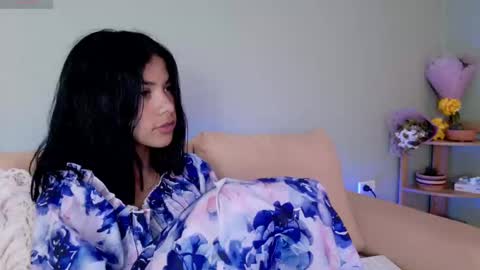Snapshot of sweett_petite chatting on 03/10/25, 05:07 online show from 03/10/25, 05:07