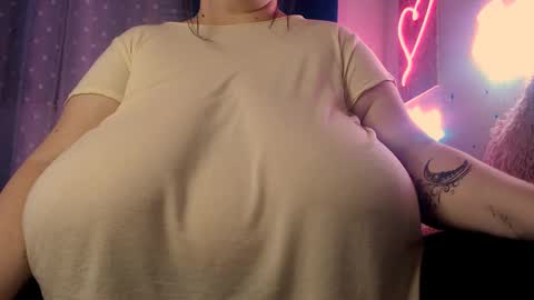 Snapshot of sweettm chatting on 03/07/25, 11:27 Maya online show from 03/07/25, 11:27